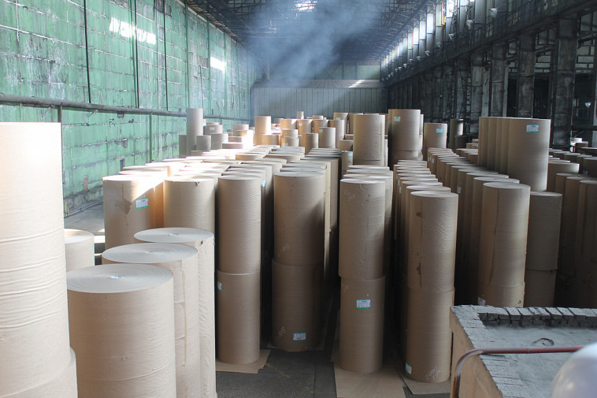 Almacén con palés de productos de cartón terminados