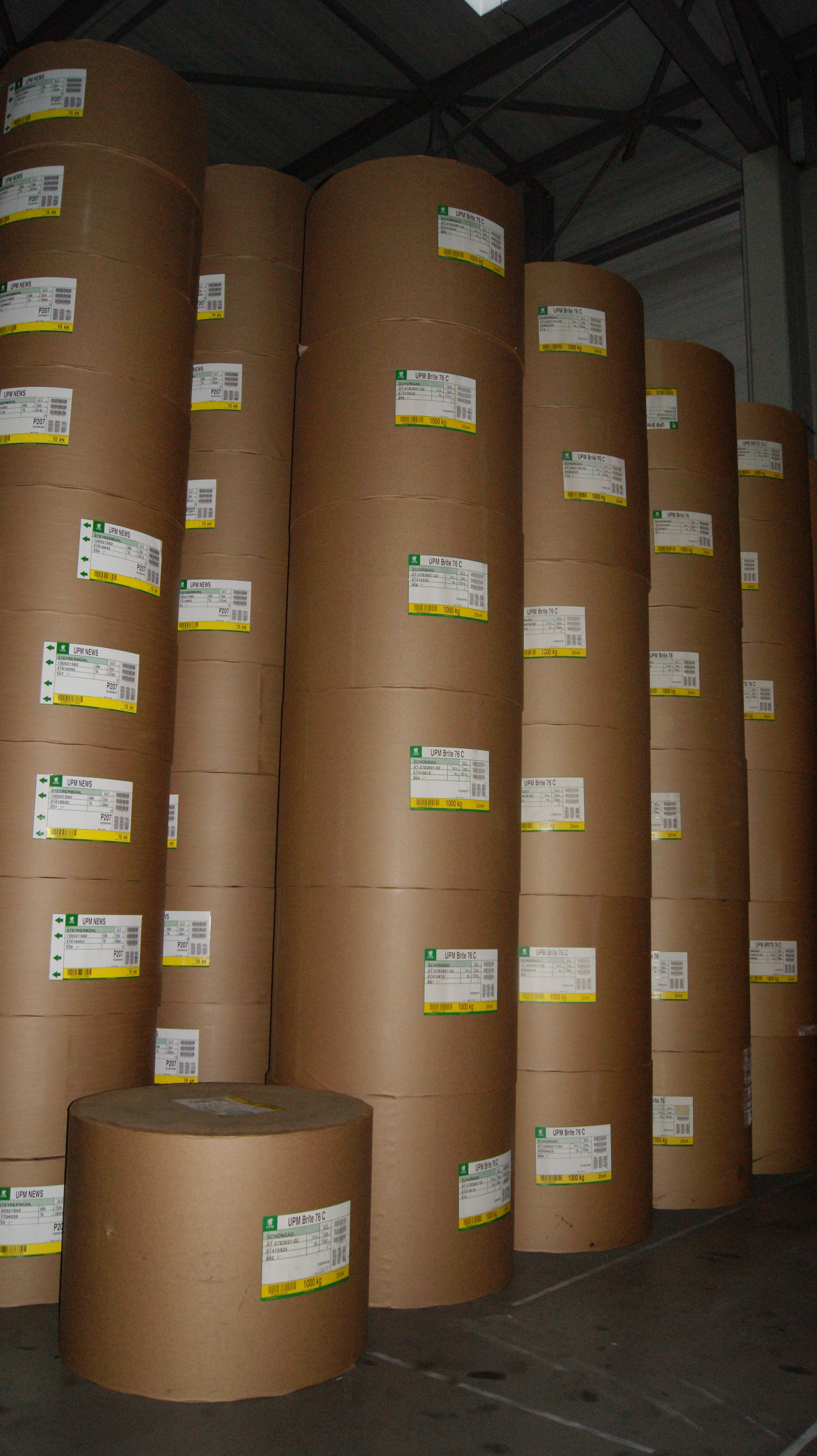 Bobinas de papel almacenadas en vertical en un almacén